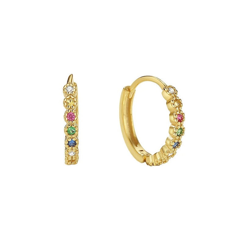 Katja creoler fra MerlePerle i 18 karat forgyldt sølv med flerfarvede regnbue zirkonia, 12 mm.